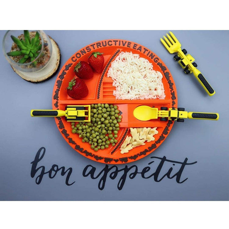 Plato dividido naranja con porciones y cubiertos amarillos infantiles tipo excavadora/carro.