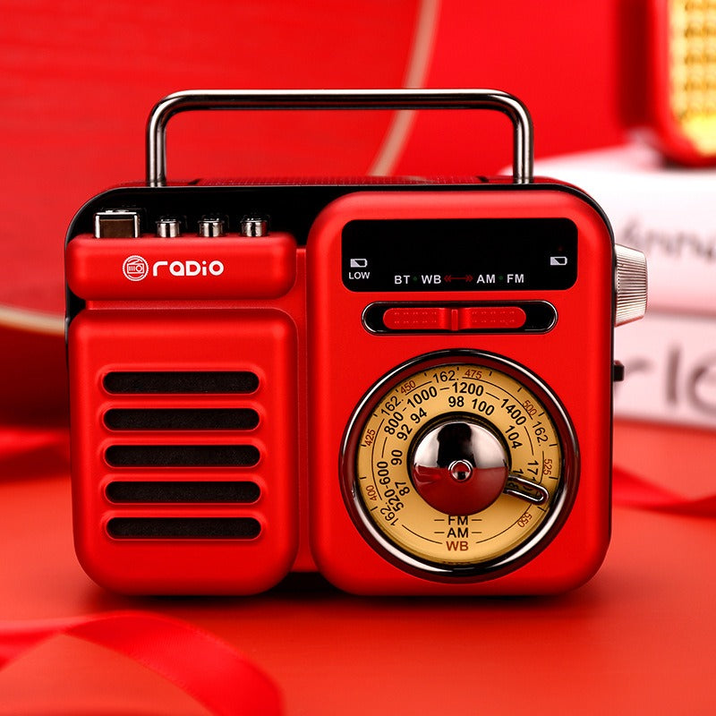 Roter Retro-Solar Bluetooth-Lautsprecher mit Drehregler und großen seitlichen Lüftungsschlitzen