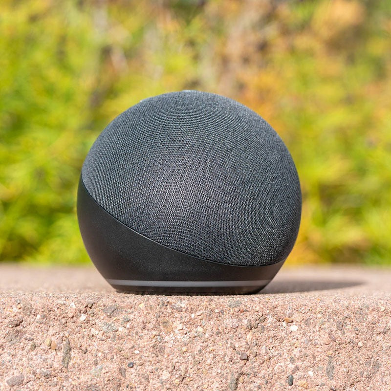 Tragbarer Smart Speaker mit dunklem Stoffbezug und Status-LED am unteren Rand
