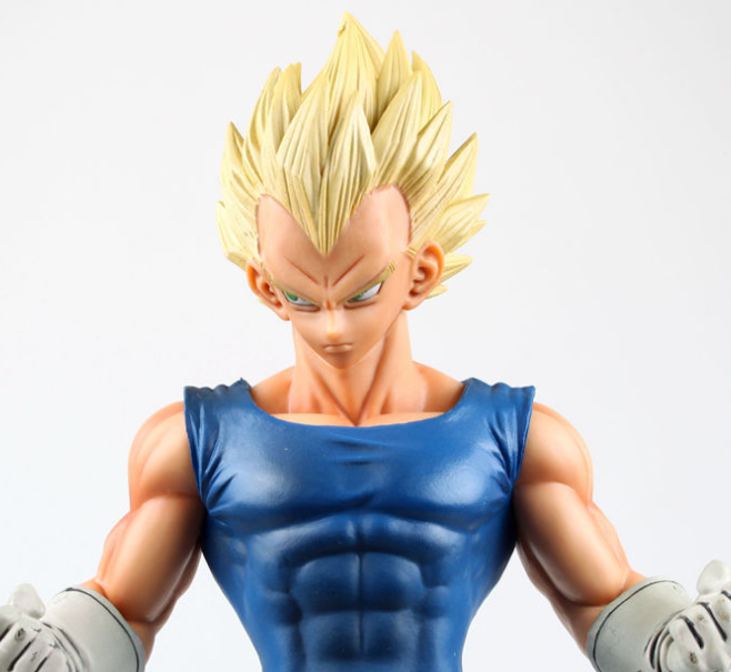 Vegeta Figur Nahansicht: blaues Jumpsuit, goldene Stachelhaare, grüner Blick