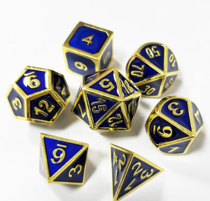 7 Metallwürfel, blau lackiert mit goldener Kante, Zahlen klar erkennbar