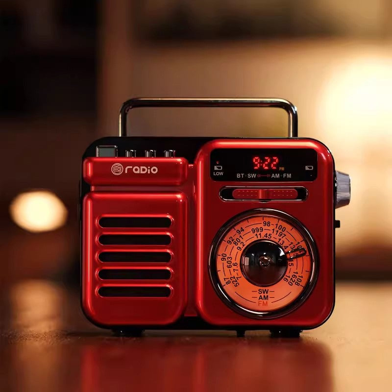 Roter Retro-Solar Bluetooth-Lautsprecher mit Display, Drehregler und Lautsprecheröffnungen
