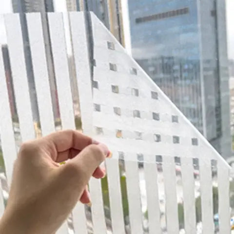 Frosted-Stripe-Folie mit Streifen, Hand zieht Trägerpapier vor dem Aufkleben ab