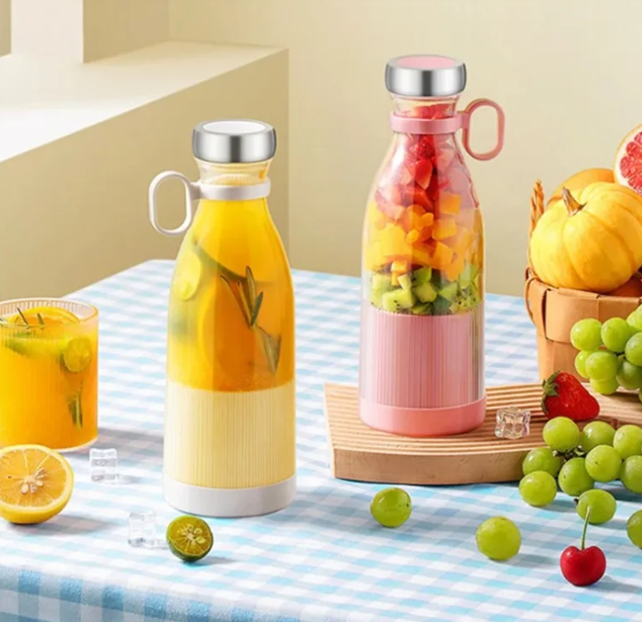 PureBlend USB-Mixer-Flaschen in Gelb und Rosa, je mit Ringgriff und Füllbehälter