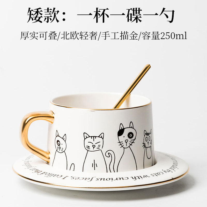 白色猫咪咖啡杯与杯碟：金色汤匙，杯身黑色猫咪线稿
