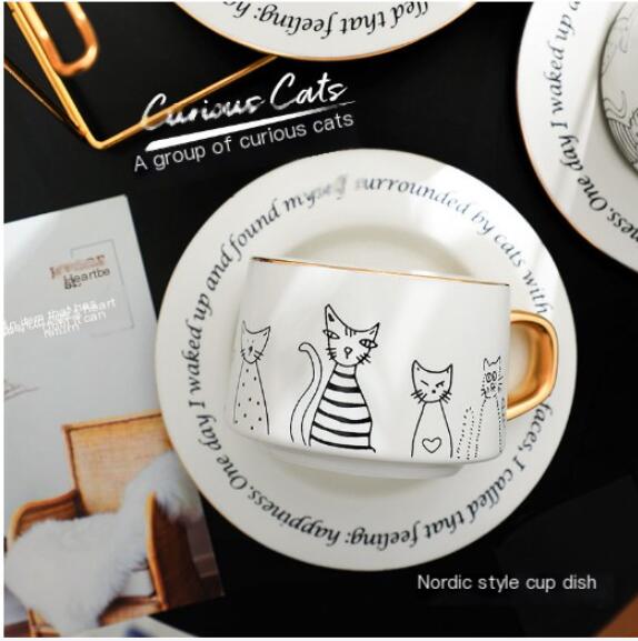 猫咪杯碟套装特写：白色杯碟与黑色猫咪图案，金色杯把